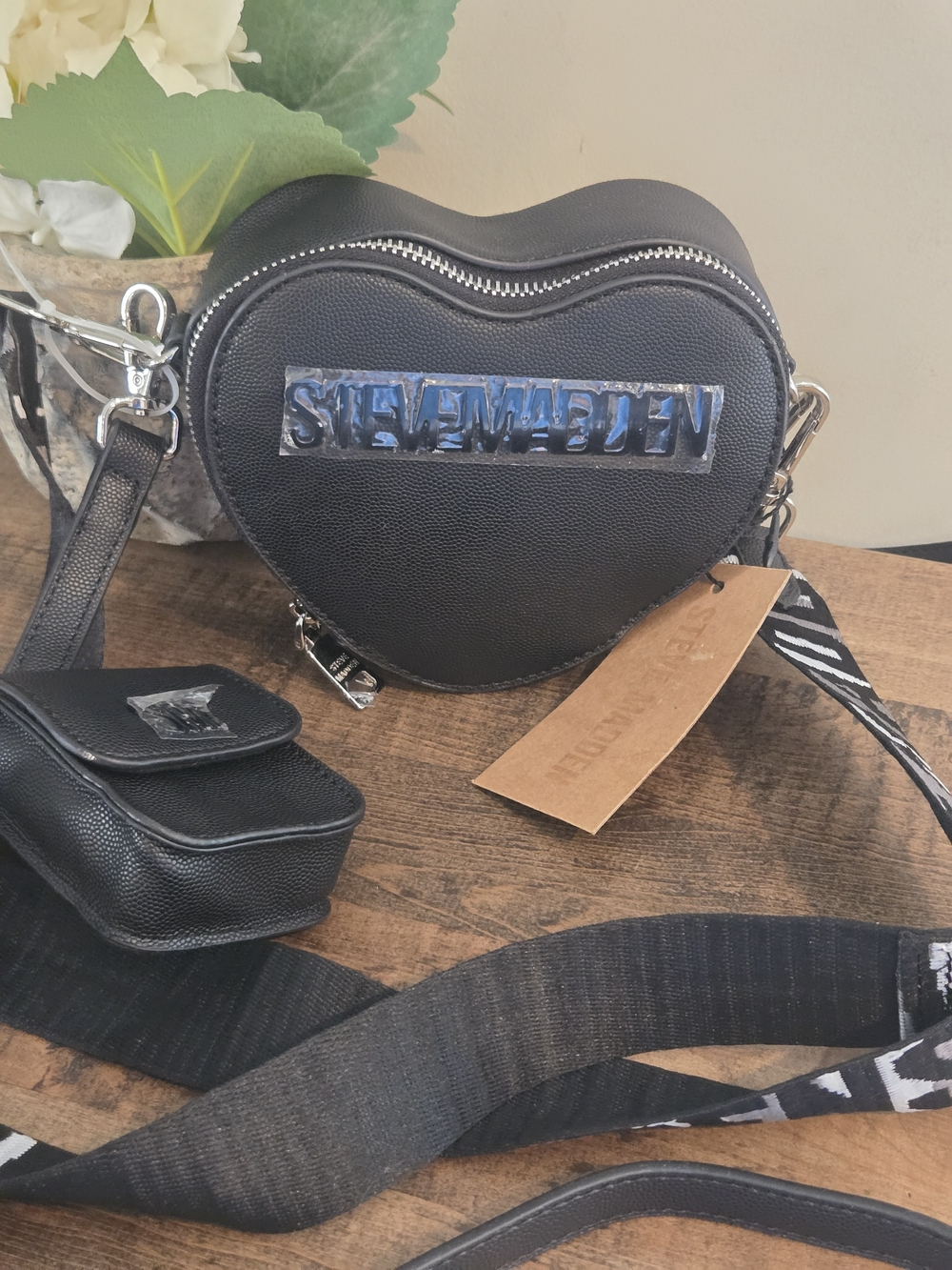 NWT STEVE MADDEN BROSI HEART CROSSBODY BAG CLUTCH W AIRPOD CASE BLACK